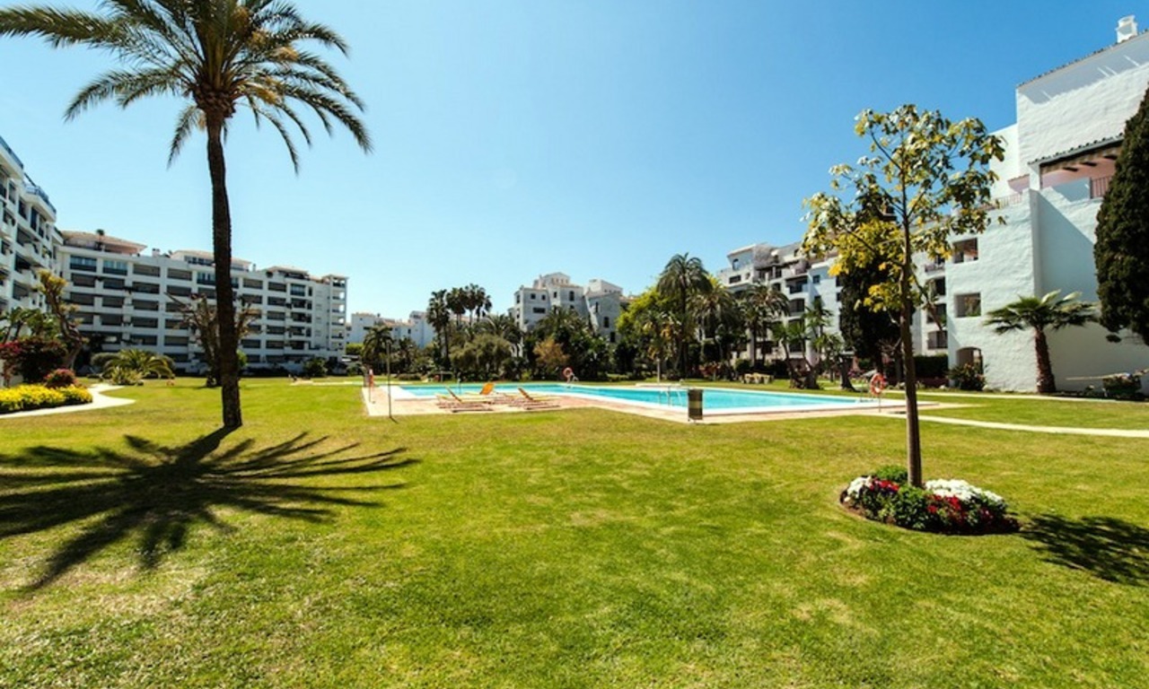 Apartamento en venta en el centro de Puerto Banús, Marbella 1