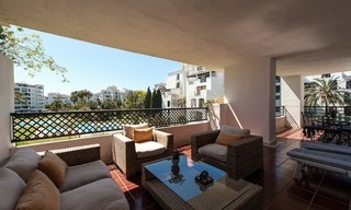 Apartamento en venta en el centro de Puerto Banús, Marbella 2