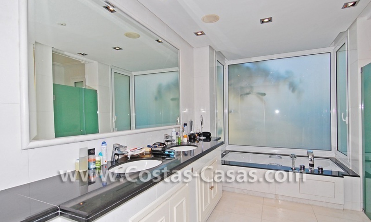 Exclusivo apartamento en primera linea de playa en venta, Nueva Milla de Oro, Marbella - Estepona 19