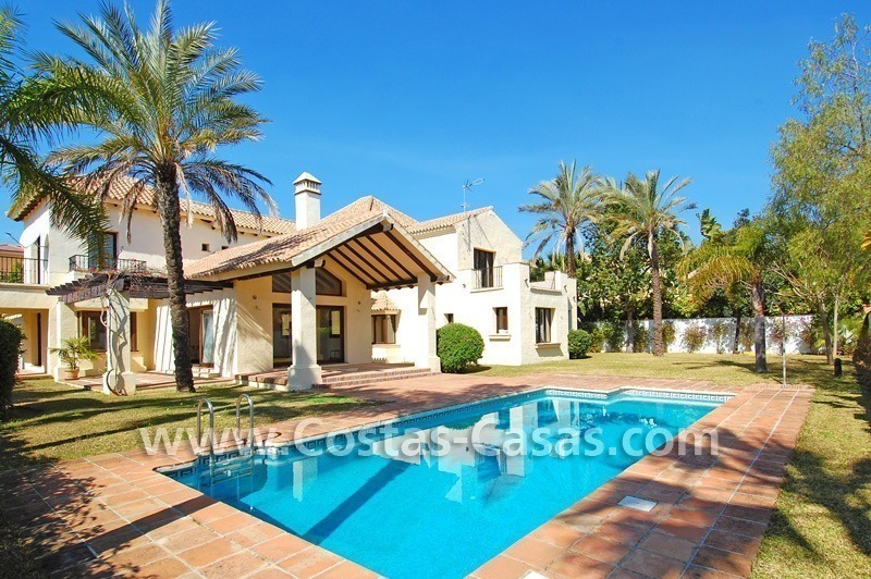 Villa de estilo mediterráneo al lado del mar a la venta en Nueva Andalucía – Puerto Banus – Marbella
