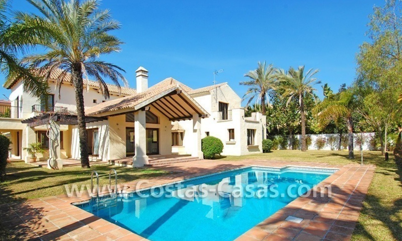Villa de estilo mediterráneo al lado del mar a la venta en Nueva Andalucía – Puerto Banus – Marbella 0