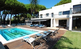 Alquiler vacacional Villa de estilo moderno en primera línea de playa en Marbella 3