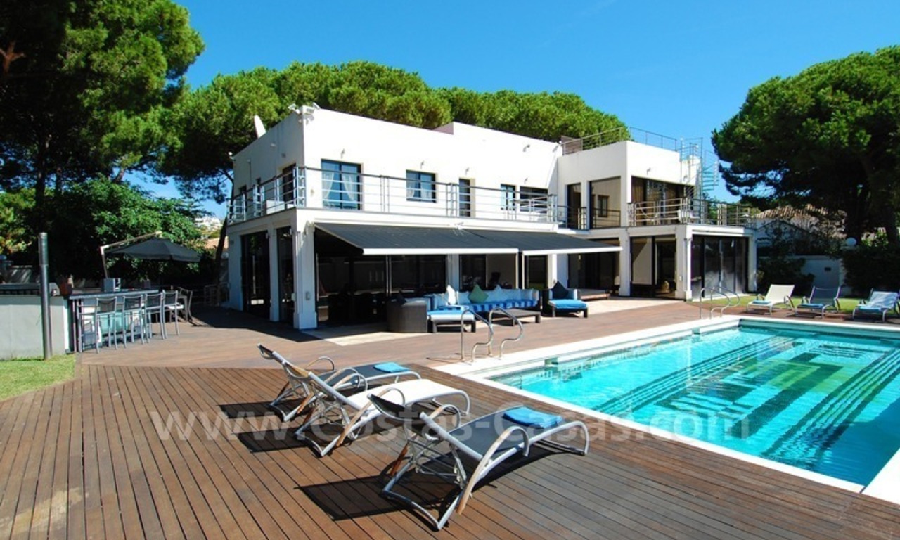 Alquiler vacacional Villa de estilo moderno en primera línea de playa en Marbella 0