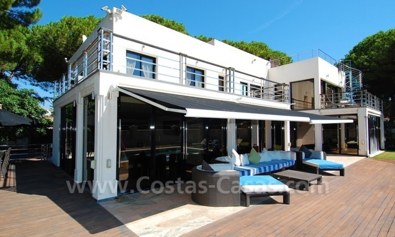 Alquiler vacacional Villa de estilo moderno en primera línea de playa en Marbella 1