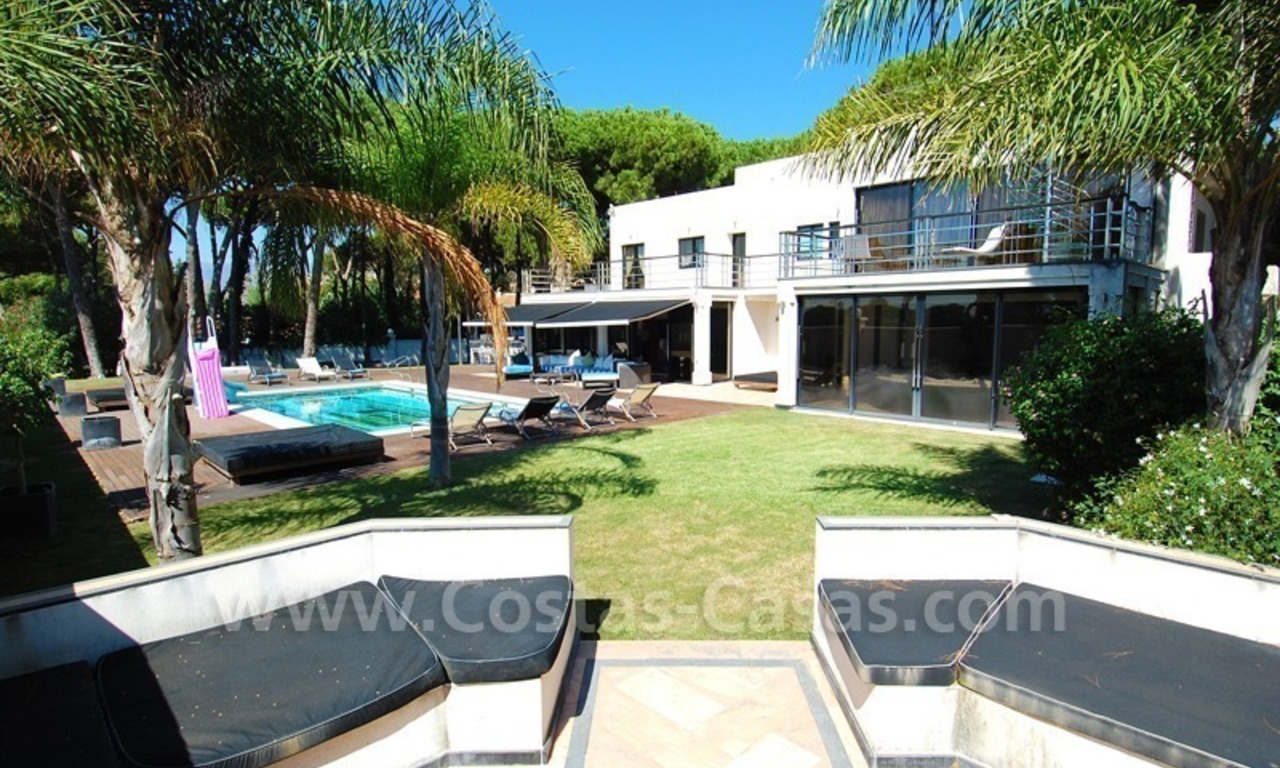 Alquiler vacacional Villa de estilo moderno en primera línea de playa en Marbella 6