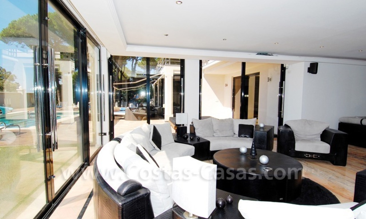 Alquiler vacacional Villa de estilo moderno en primera línea de playa en Marbella 17