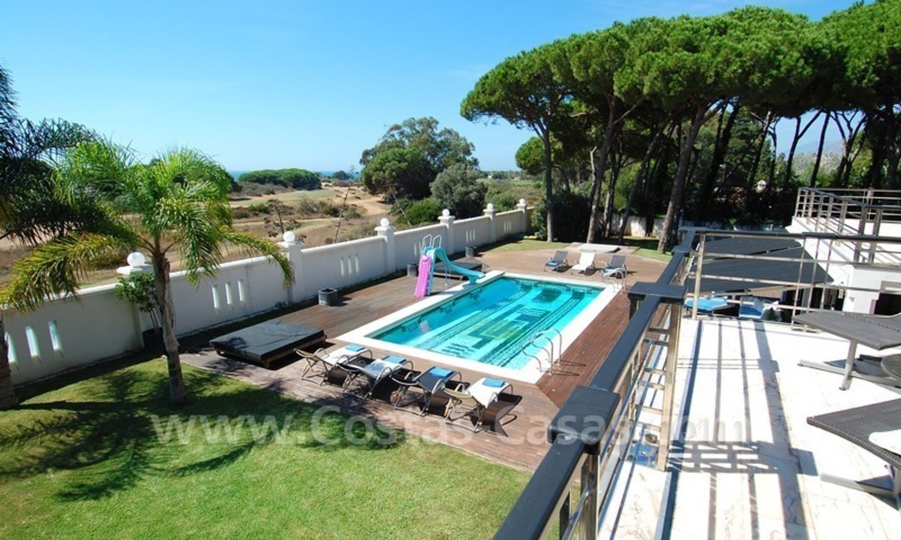 Alquiler vacacional Villa de estilo moderno en primera línea de playa en Marbella 9