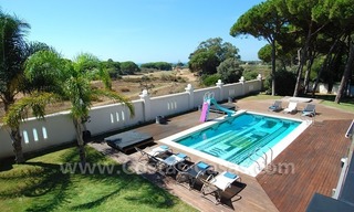 Alquiler vacacional Villa de estilo moderno en primera línea de playa en Marbella 10