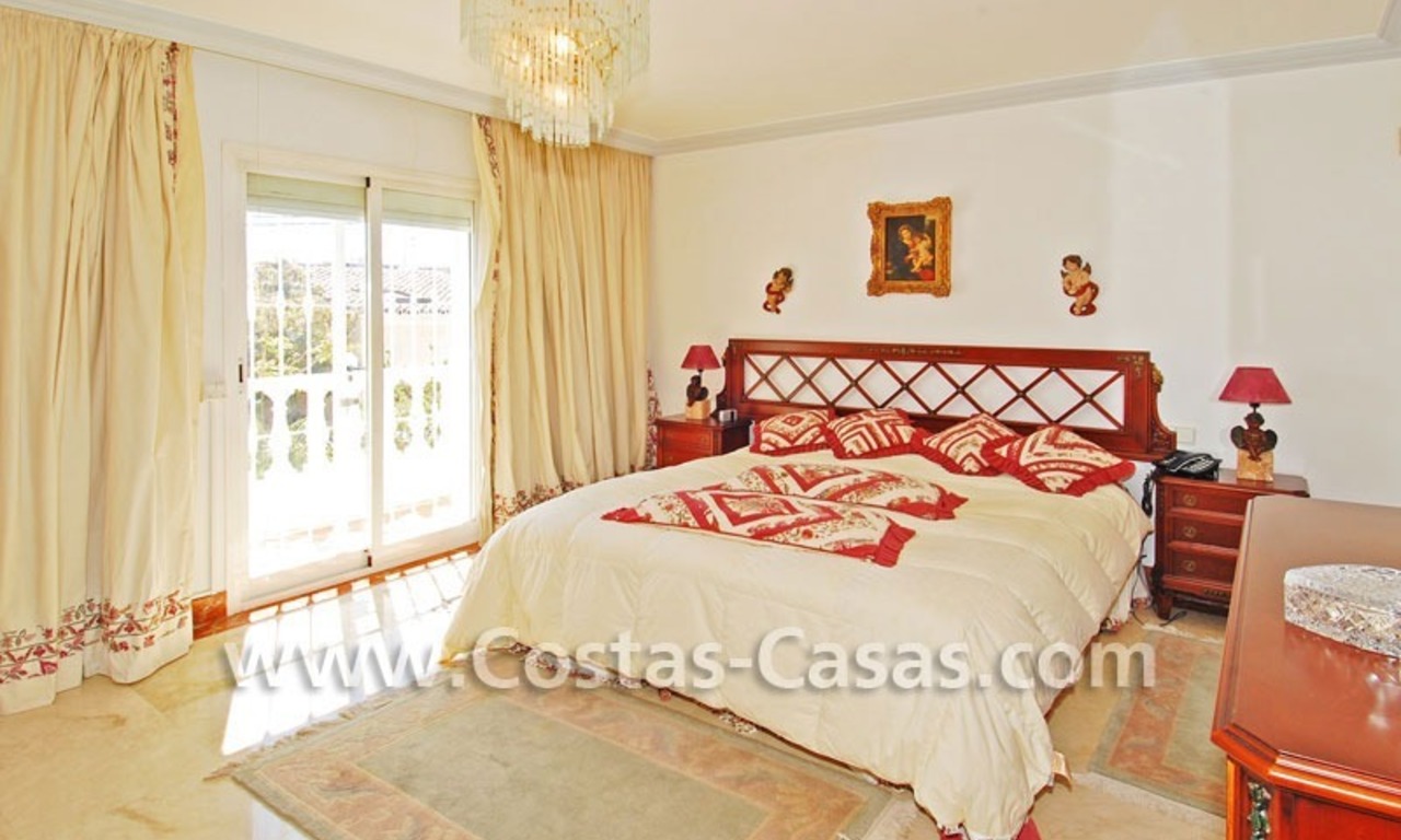 Villa en la playa de estilo moderno andaluz a la venta en Marbella 11