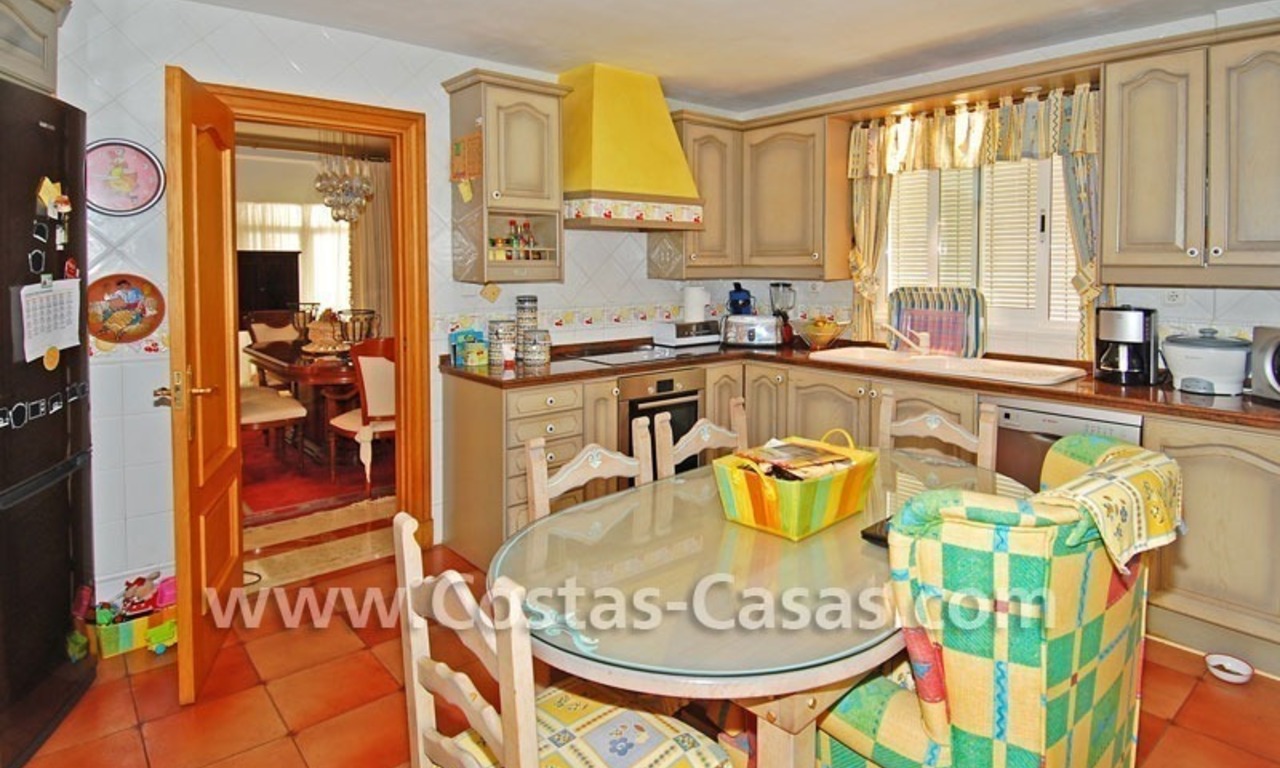 Villa en la playa de estilo moderno andaluz a la venta en Marbella 10