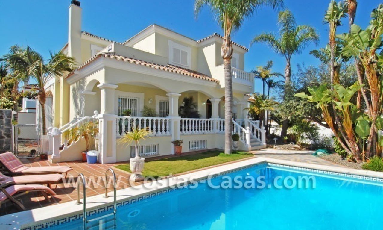 Villa en la playa de estilo moderno andaluz a la venta en Marbella 0