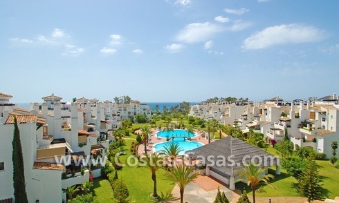 Ático de 4 dormitorios a la venta en complejo en primera línea de playa en Marbella 