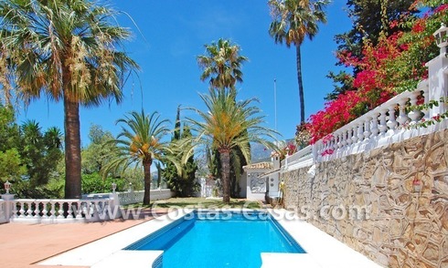 Ganga! Villa de estilo andaluz a la venta en Marbella 