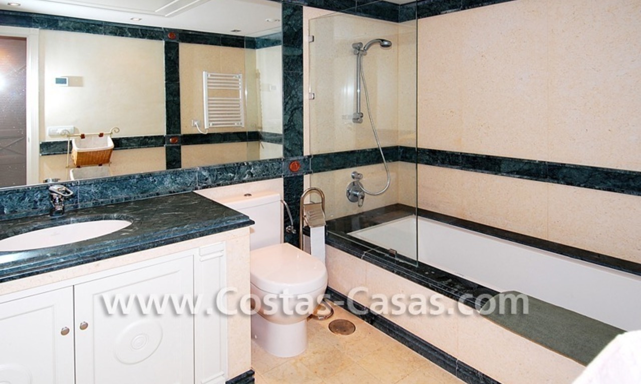 Apartamento de lujo para comprar en complejo en primera línea de playa, La Nueva Milla de Oro, Marbella - Estepona 9