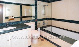 Apartamento de lujo para comprar en complejo en primera línea de playa, La Nueva Milla de Oro, Marbella - Estepona 9