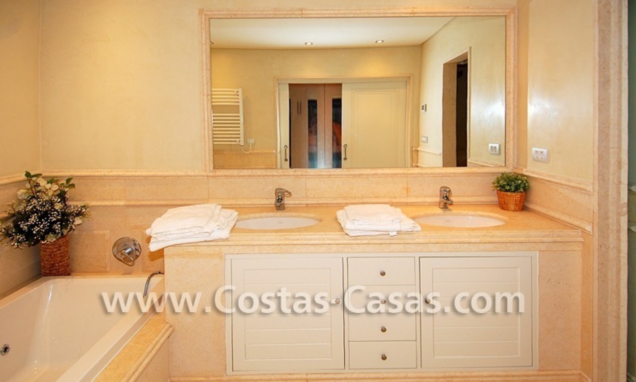 Apartamento de lujo para comprar en complejo en primera línea de playa, La Nueva Milla de Oro, Marbella - Estepona 10