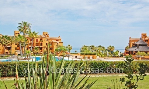 Apartamento de lujo para comprar en complejo en primera línea de playa, La Nueva Milla de Oro, Marbella - Estepona 