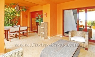 Apartamento de lujo para comprar en complejo en primera línea de playa, La Nueva Milla de Oro, Marbella - Estepona 1
