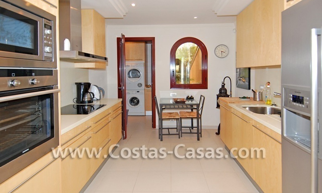 Apartamento de lujo para comprar en complejo en primera línea de playa, La Nueva Milla de Oro, Marbella - Estepona 4