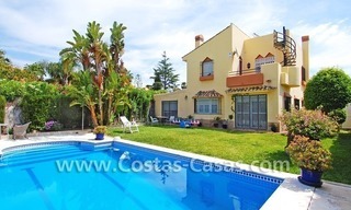 Villa de estilo andaluz a la venta situada en la playa en complejo de villas en Marbella oeste 0