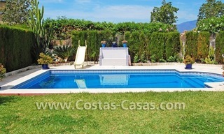 Villa de estilo andaluz a la venta situada en la playa en complejo de villas en Marbella oeste 1