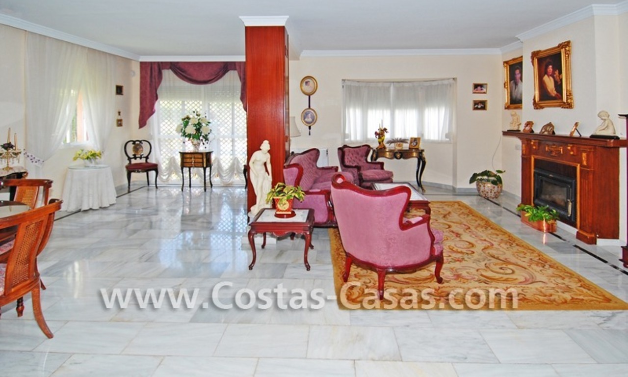 Villa de estilo andaluz a la venta situada en la playa en complejo de villas en Marbella oeste 2
