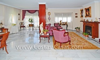 Villa de estilo andaluz a la venta situada en la playa en complejo de villas en Marbella oeste 2