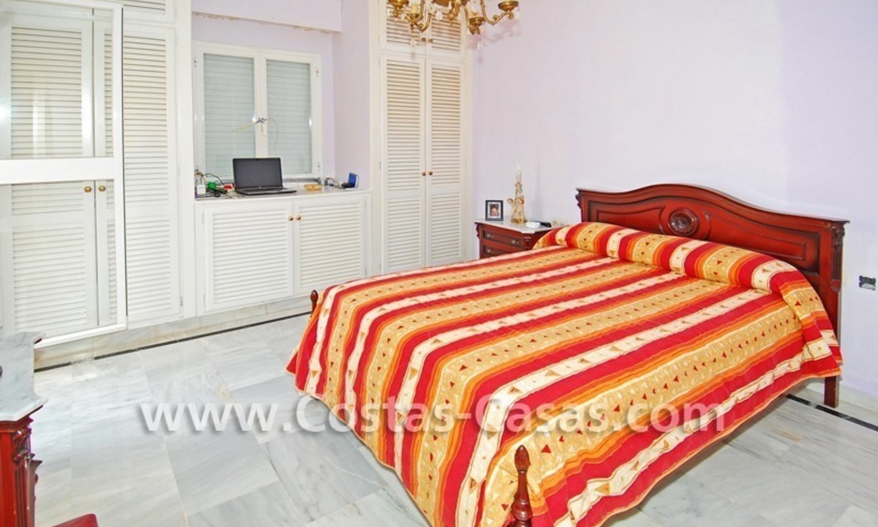 Villa de estilo andaluz a la venta situada en la playa en complejo de villas en Marbella oeste 6