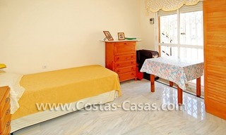 Villa de estilo andaluz a la venta situada en la playa en complejo de villas en Marbella oeste 7