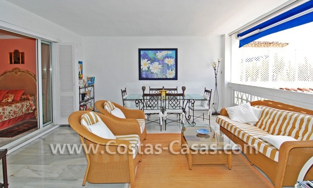 Apartamento de lujo en primera línea de playa a la venta en Puerto Banus – Marbella 1