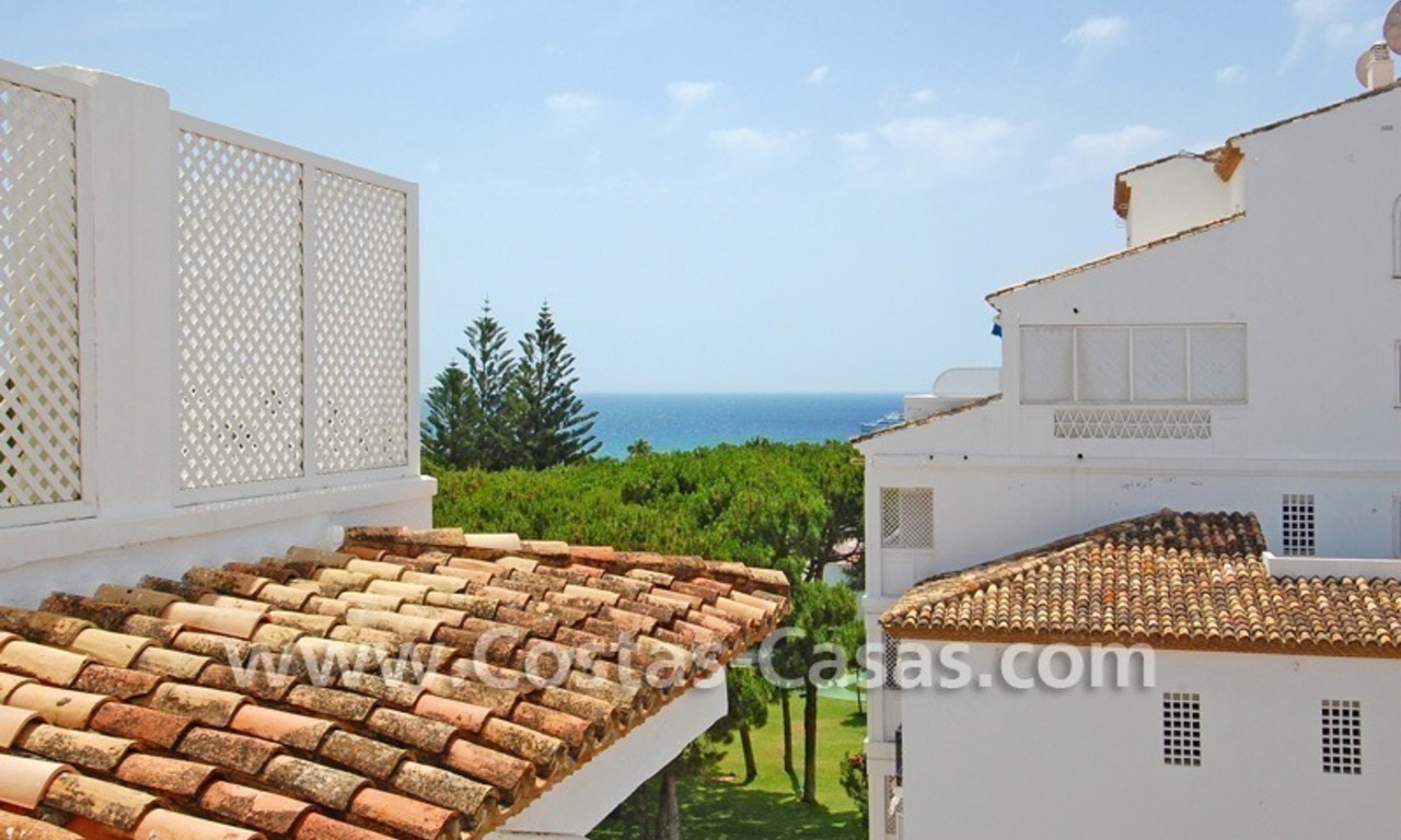 Apartamento de lujo en primera línea de playa a la venta en Puerto Banus – Marbella 2