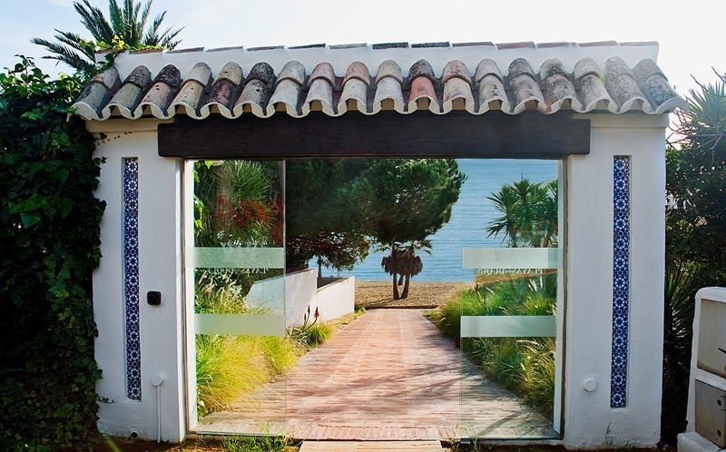 Apartamento de lujo en primera línea de playa a la venta en Puerto Banus – Marbella