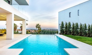 Nuevos villas modernas de diseño de lujo en venta, Marbella - Benahavis, con vistas al golf y mar 7061 