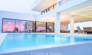 Nuevos villas modernas de diseño de lujo en venta, Marbella - Benahavis, con vistas al golf y mar 7063 
