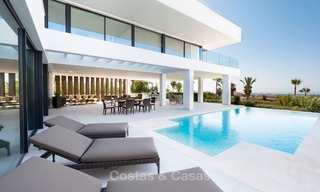 Nuevos villas modernas de diseño de lujo en venta, Marbella - Benahavis, con vistas al golf y mar 7064 