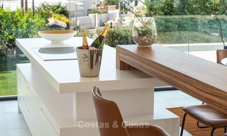 Nuevos villas modernas de diseño de lujo en venta, Marbella - Benahavis, con vistas al golf y mar 7067 