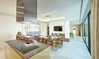 Nuevos villas modernas de diseño de lujo en venta, Marbella - Benahavis, con vistas al golf y mar 7069 