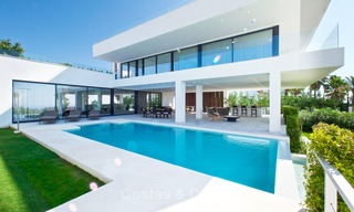 Nuevos villas modernas de diseño de lujo en venta, Marbella - Benahavis, con vistas al golf y mar 7070 