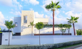 Nuevos villas modernas de diseño de lujo en venta, Marbella - Benahavis, con vistas al golf y mar 7071 