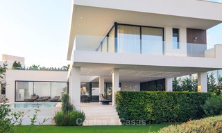 Nuevos villas modernas de diseño de lujo en venta, Marbella - Benahavis, con vistas al golf y mar 7072 