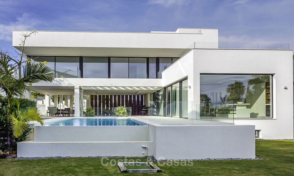 Nuevos villas modernas de diseño de lujo en venta, Marbella - Benahavis, con vistas al golf y mar 13539
