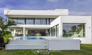 Nuevos villas modernas de diseño de lujo en venta, Marbella - Benahavis, con vistas al golf y mar 13539 