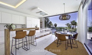 Nuevos villas modernas de diseño de lujo en venta, Marbella - Benahavis, con vistas al golf y mar 13548 