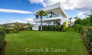 Nuevos villas modernas de diseño de lujo en venta, Marbella - Benahavis, con vistas al golf y mar 35638 