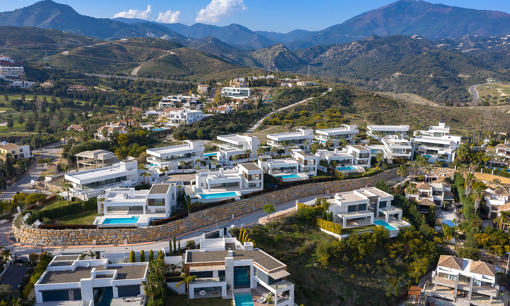 Nuevos villas modernas de diseño de lujo en venta, Marbella - Benahavis, con vistas al golf y mar 52798