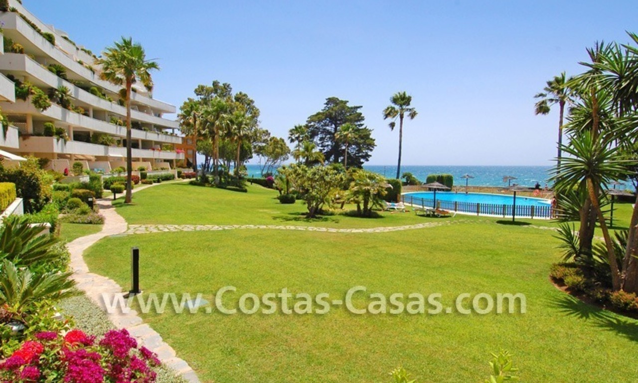Apartamento a la venta en primera línea de playa en La nueva Milla de Oro entre Marbella y Estepona centro 3