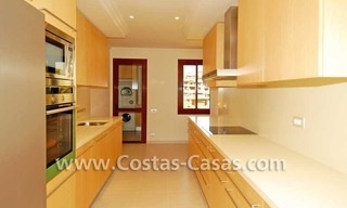 Apartamento de lujo, primera línea de playa, ubicado en complejo frontal al mar, la Nueva Milla de Oro, Marbella - Estepona 8