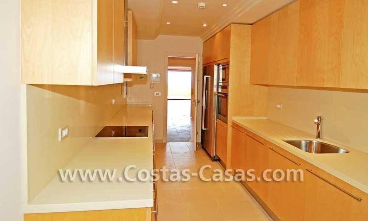 Apartamento de lujo, primera línea de playa, ubicado en complejo frontal al mar, la Nueva Milla de Oro, Marbella - Estepona 9