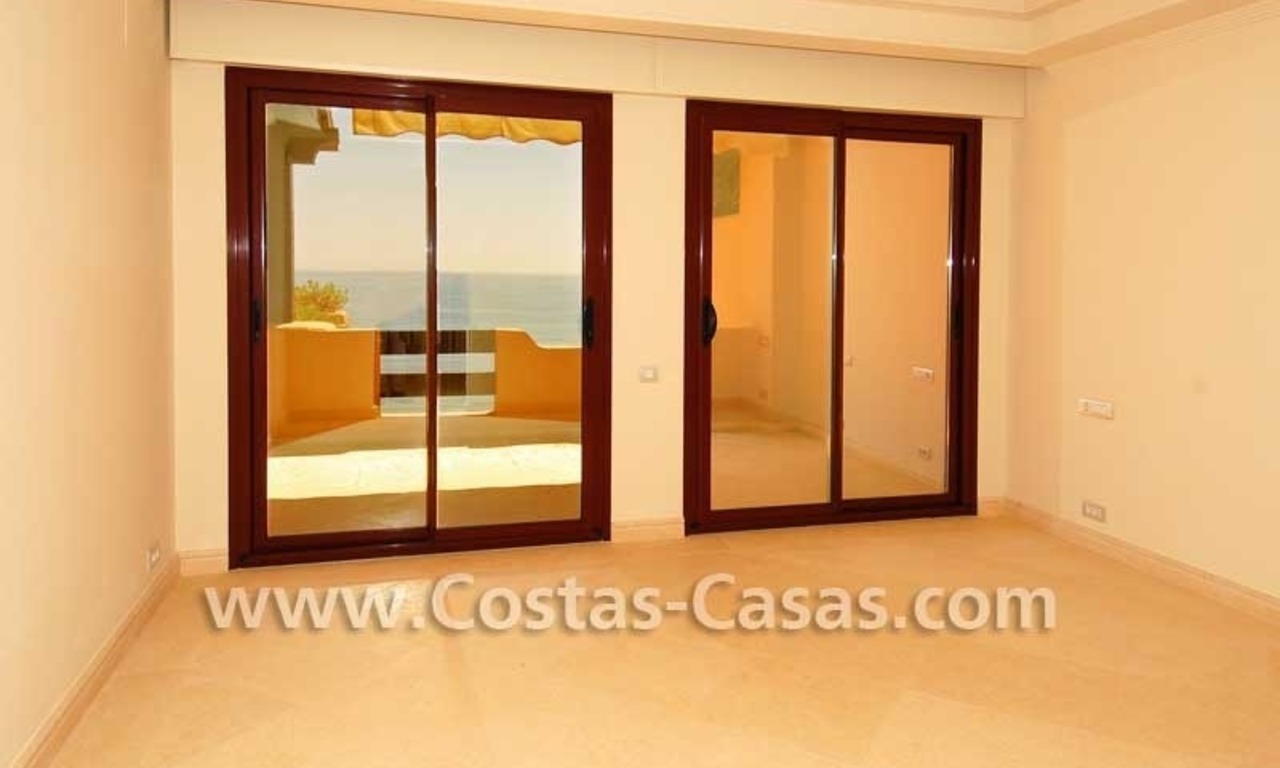 Apartamento de lujo, primera línea de playa, ubicado en complejo frontal al mar, la Nueva Milla de Oro, Marbella - Estepona 11