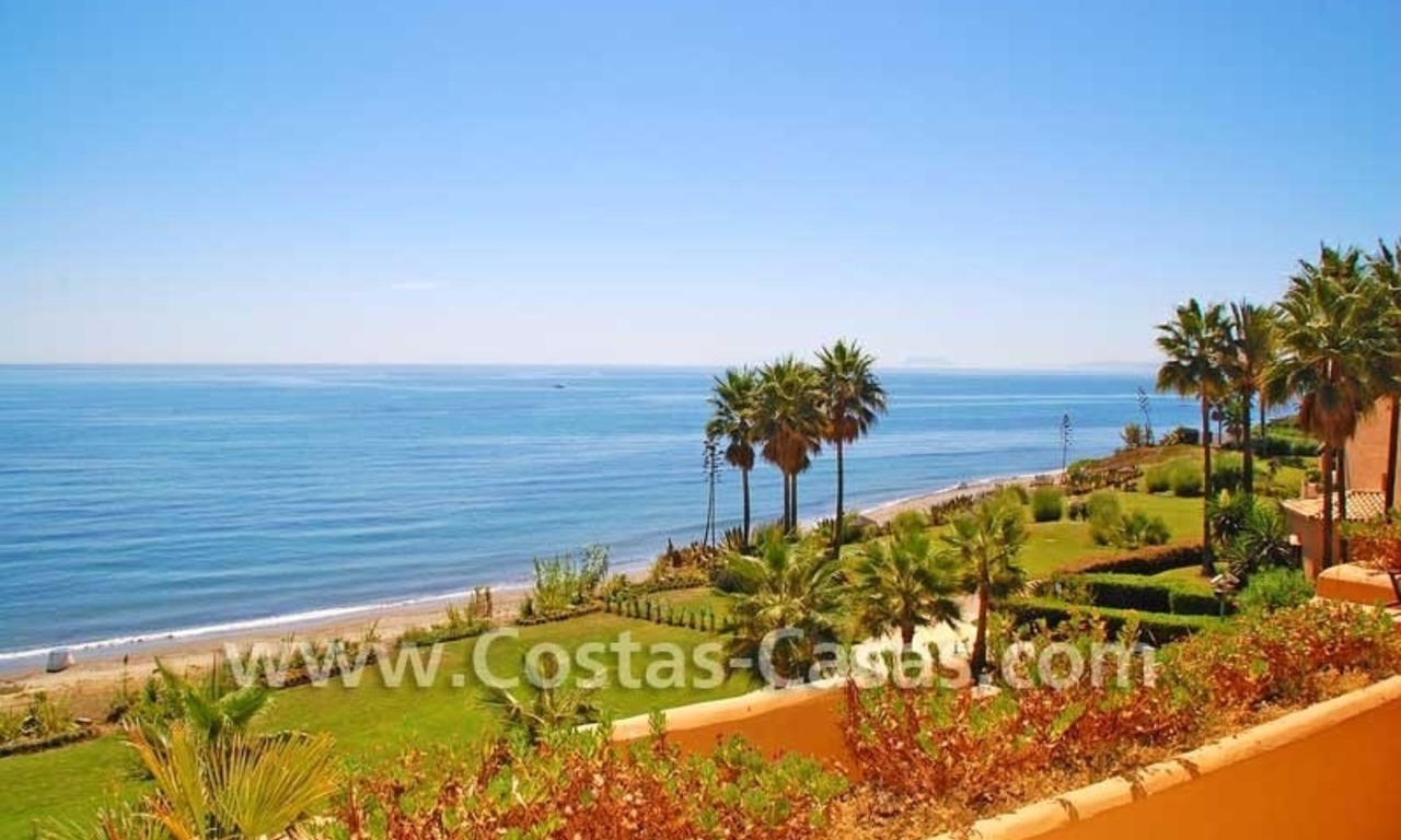 Apartamento de lujo, primera línea de playa, ubicado en complejo frontal al mar, la Nueva Milla de Oro, Marbella - Estepona 0